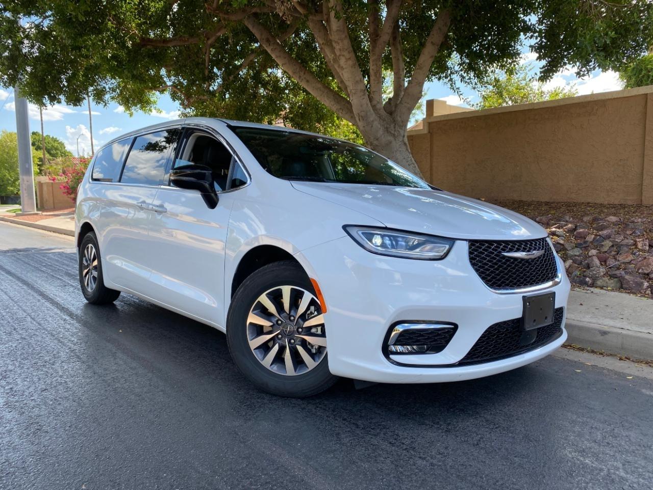 2024 Chrysler Pacifica Hybrid Select