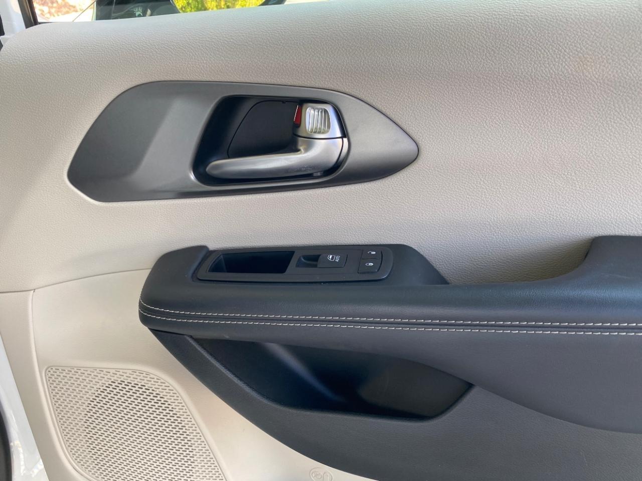 Chrysler Pacifica Hybrid Select 2024