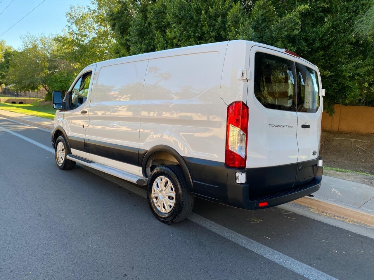 Ford Transit 250 Van Low Roof w/Sliding Pass. 130-in. WB 2025