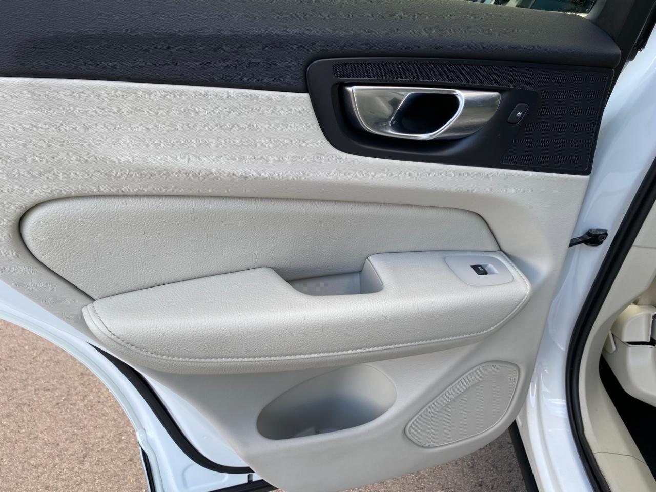 Volvo XC60 T8 Momentum Hybrid AWD 2022
