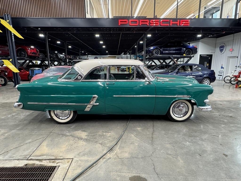 1953 Ford Crestline 