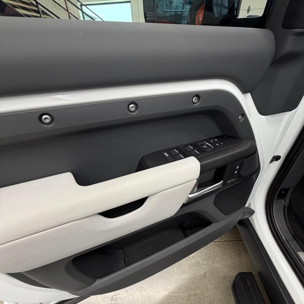 Land Rover Defender 130 P500 V8 2025