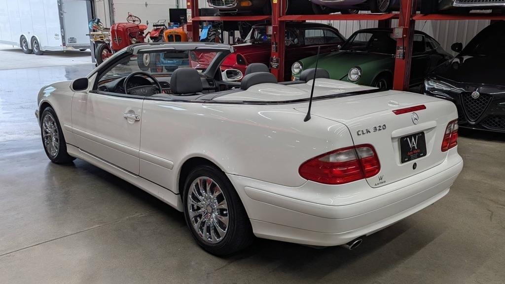Mercedes-Benz CLK-Class 2dr Cabriolet 3.2L 2003