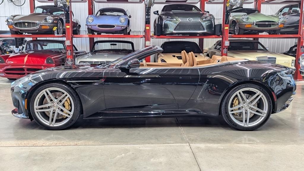 Aston Martin DB12 Volante 2024
