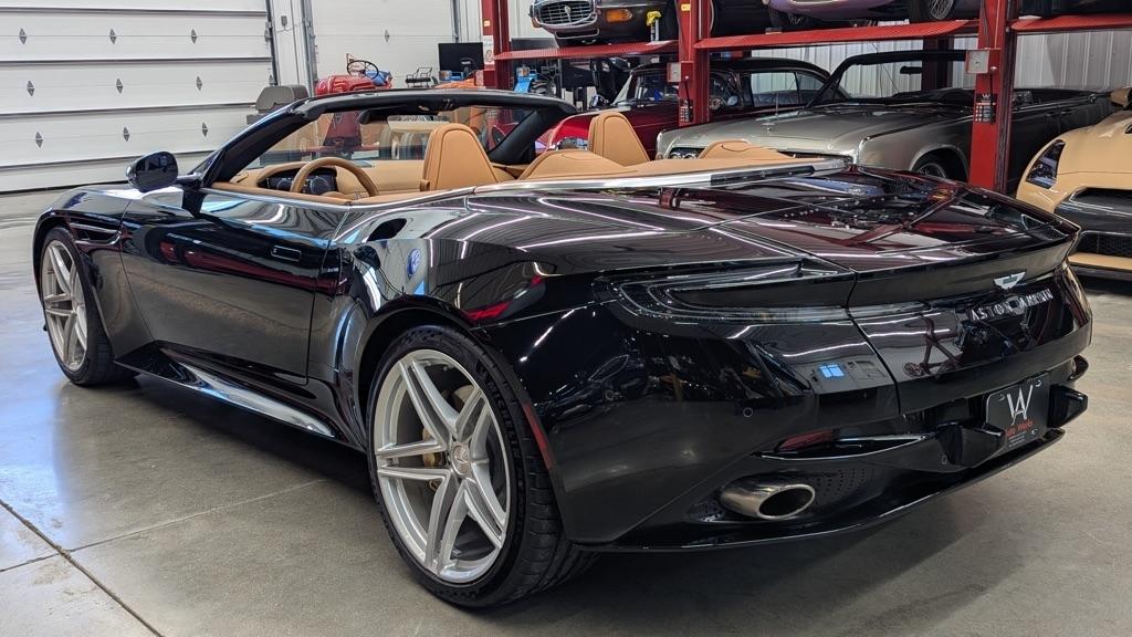 Aston Martin DB12 Volante 2024