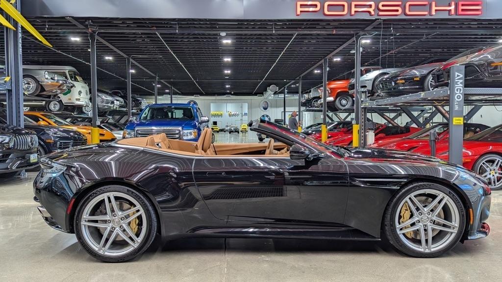 Aston Martin DB12 Volante 2024