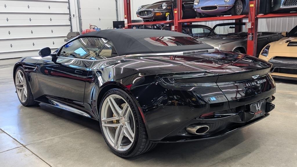 Aston Martin DB12 Volante 2024