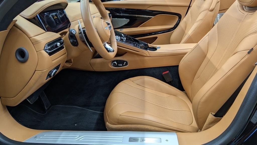 Aston Martin DB12 Volante 2024
