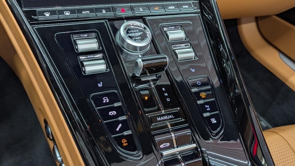 Aston Martin DB12 Volante 2024