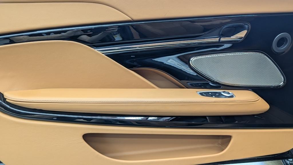 Aston Martin DB12 Volante 2024
