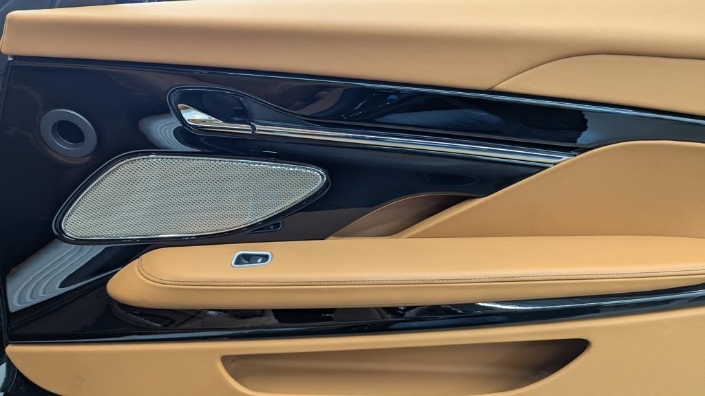 Aston Martin DB12 Volante 2024