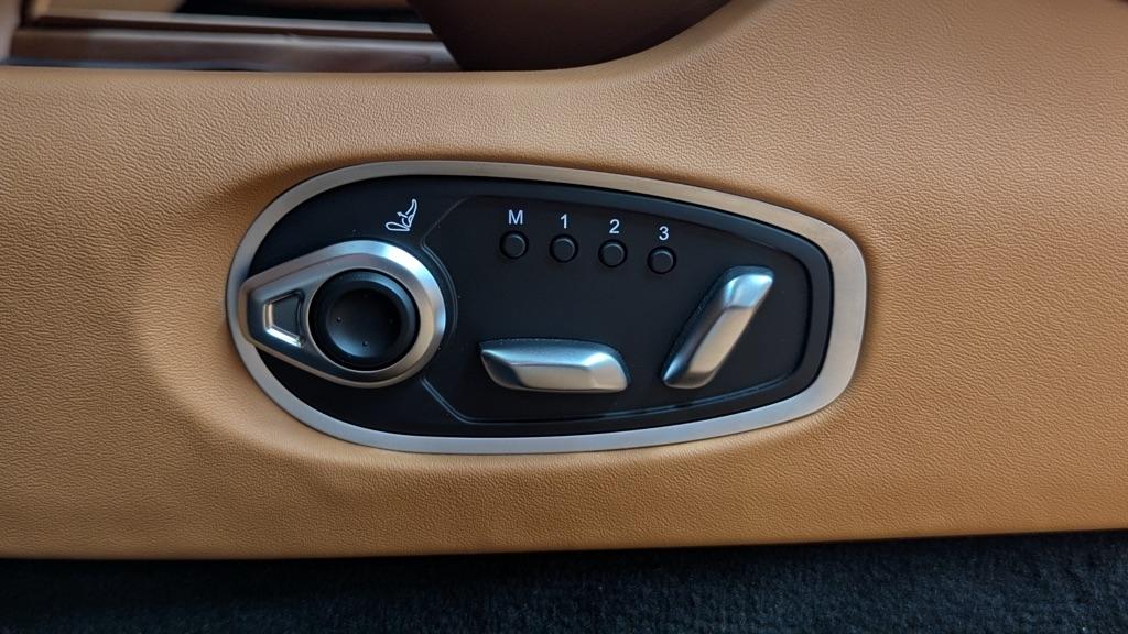 Aston Martin DB12 Volante 2024