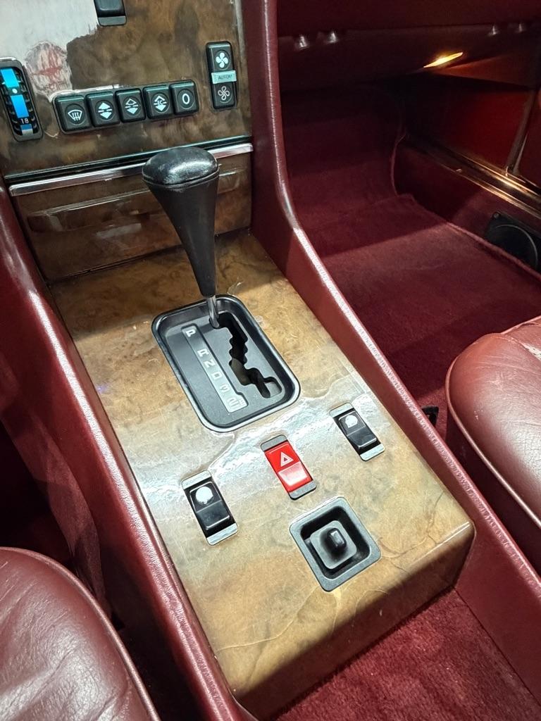 Mercedes-Benz 560-Class  1987