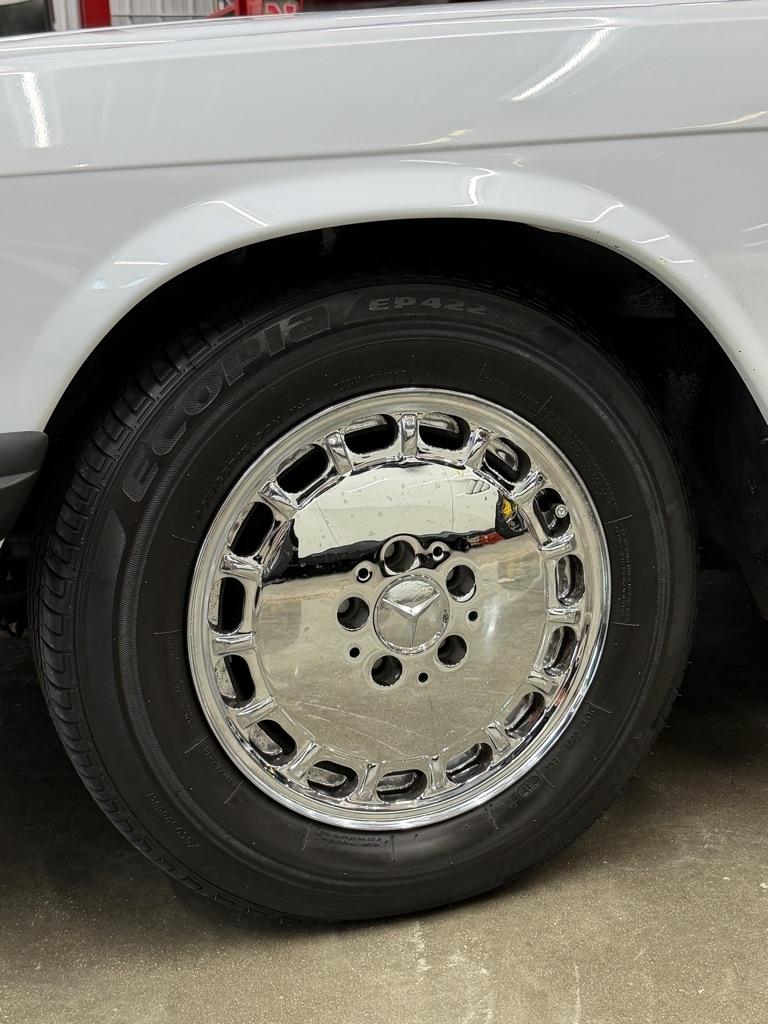 Mercedes-Benz 560-Class  1987