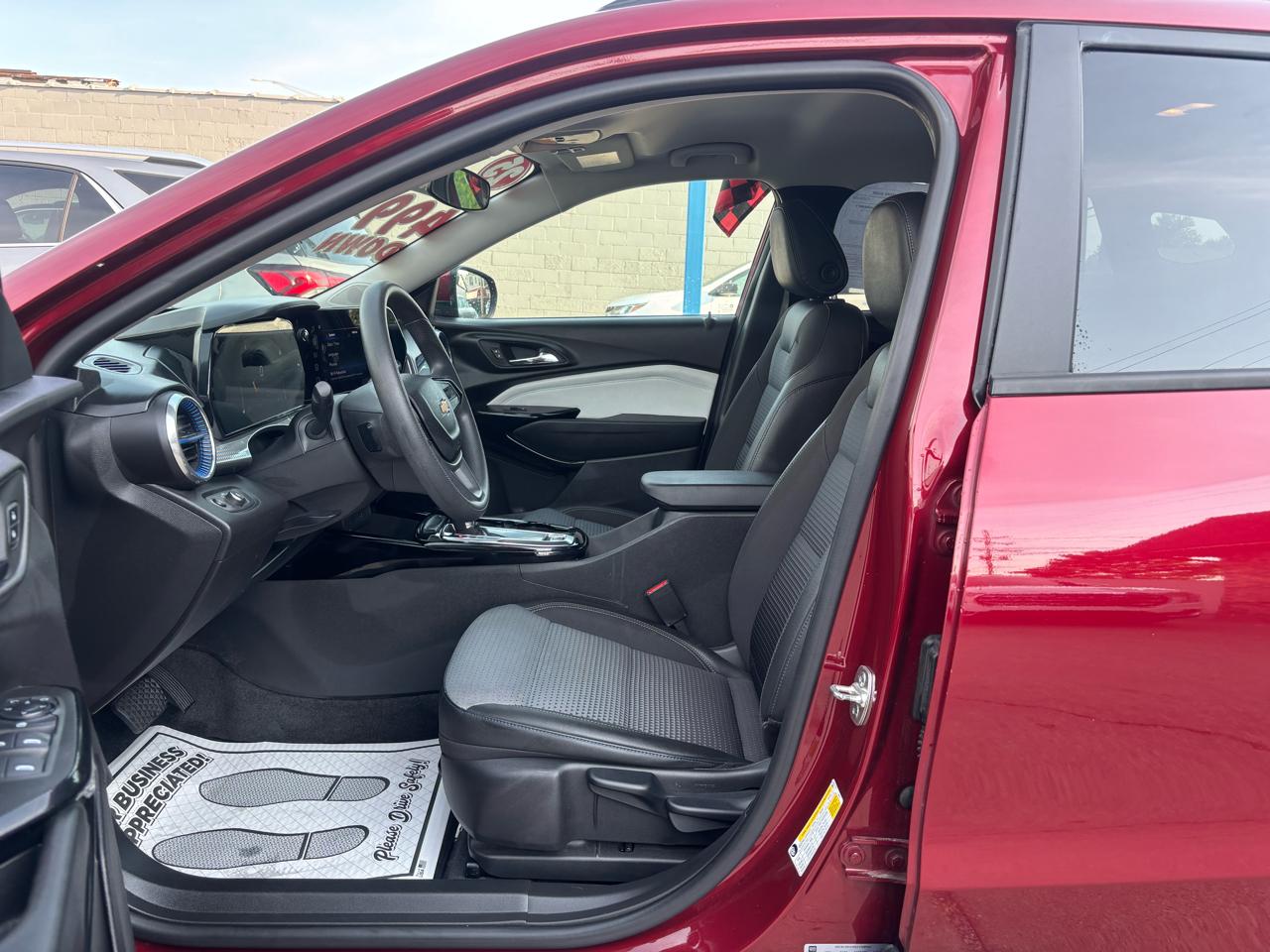 2025 Chevrolet Trax LT - Photo 26