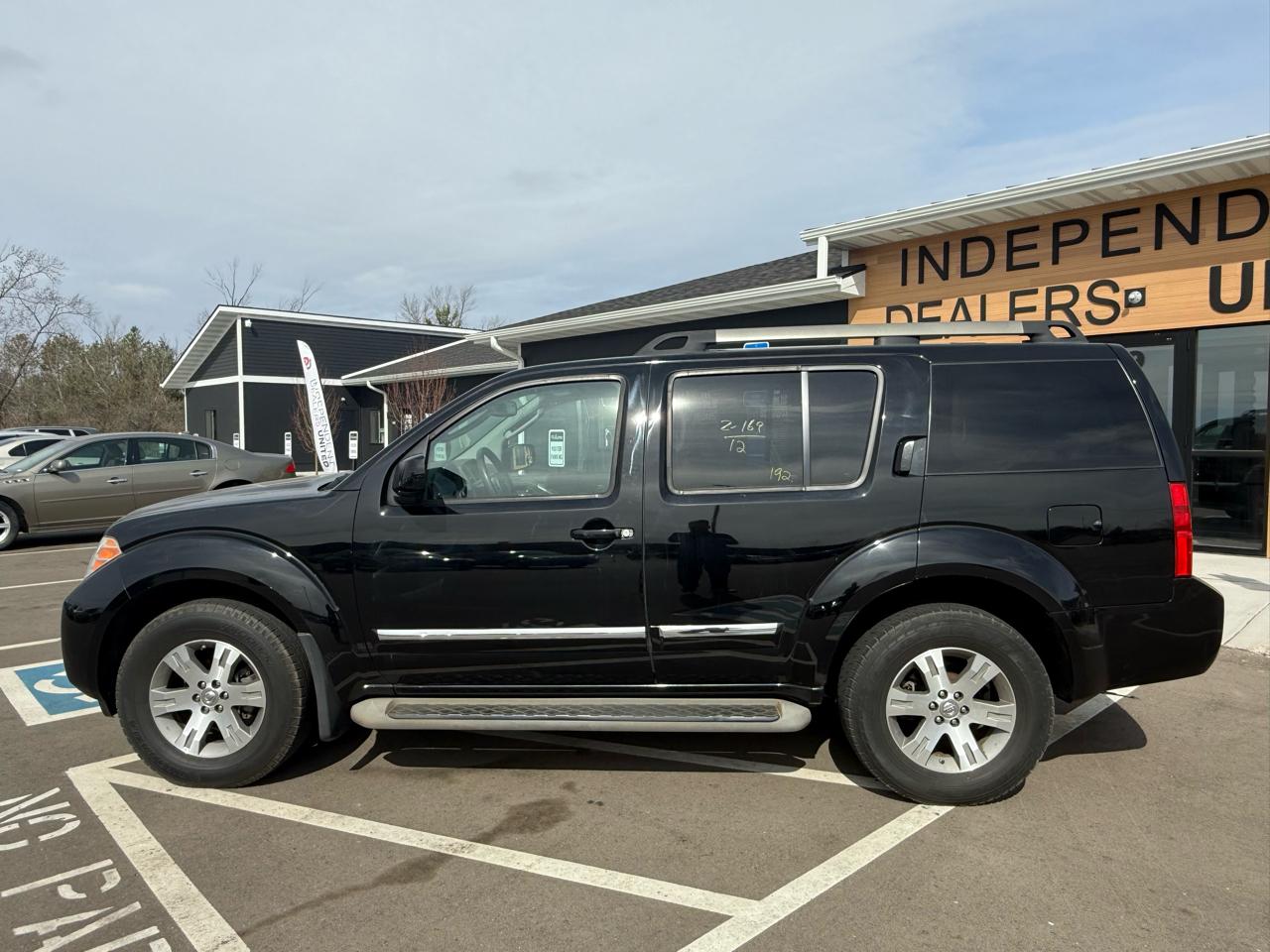 Nissan Pathfinder LE 4WD 2012