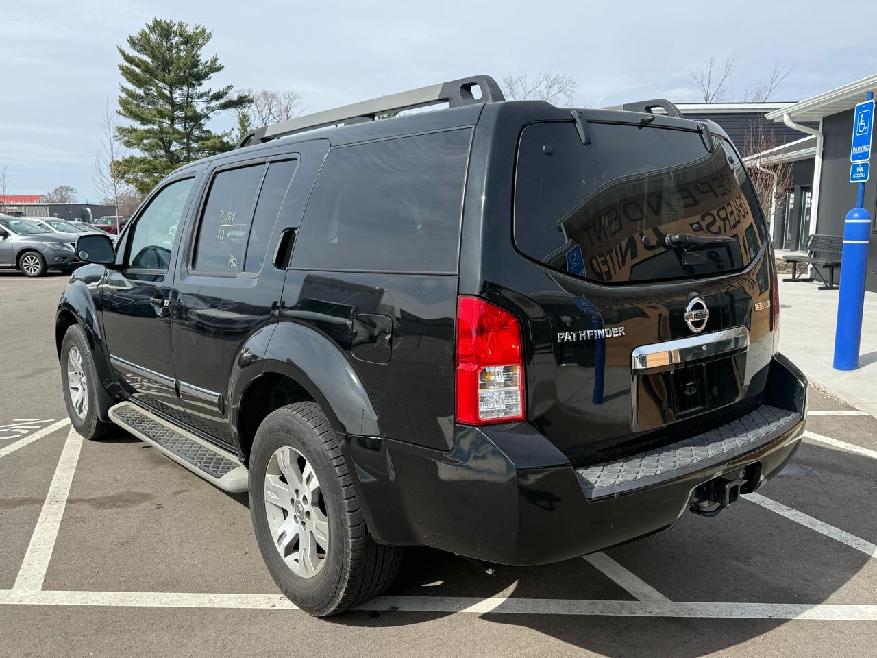 Nissan Pathfinder LE 4WD 2012
