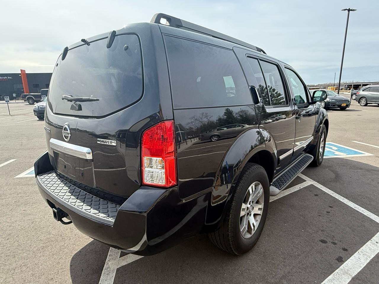 Nissan Pathfinder LE 4WD 2012