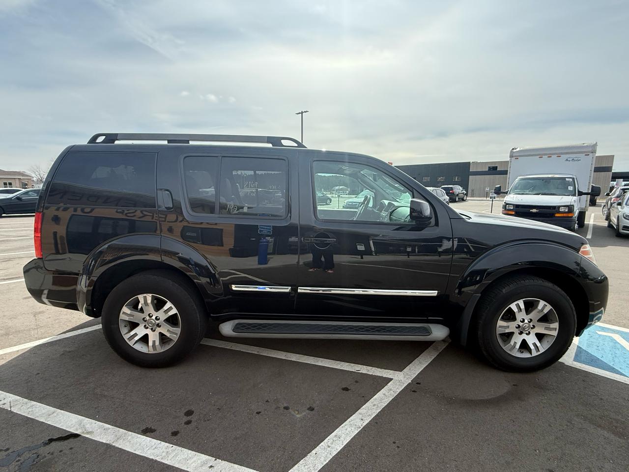 Nissan Pathfinder LE 4WD 2012