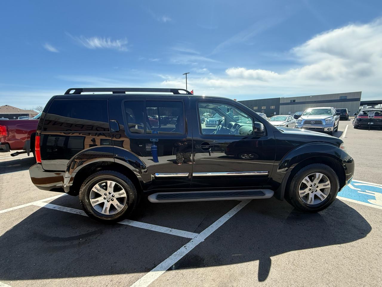 Nissan Pathfinder LE 4WD 2012