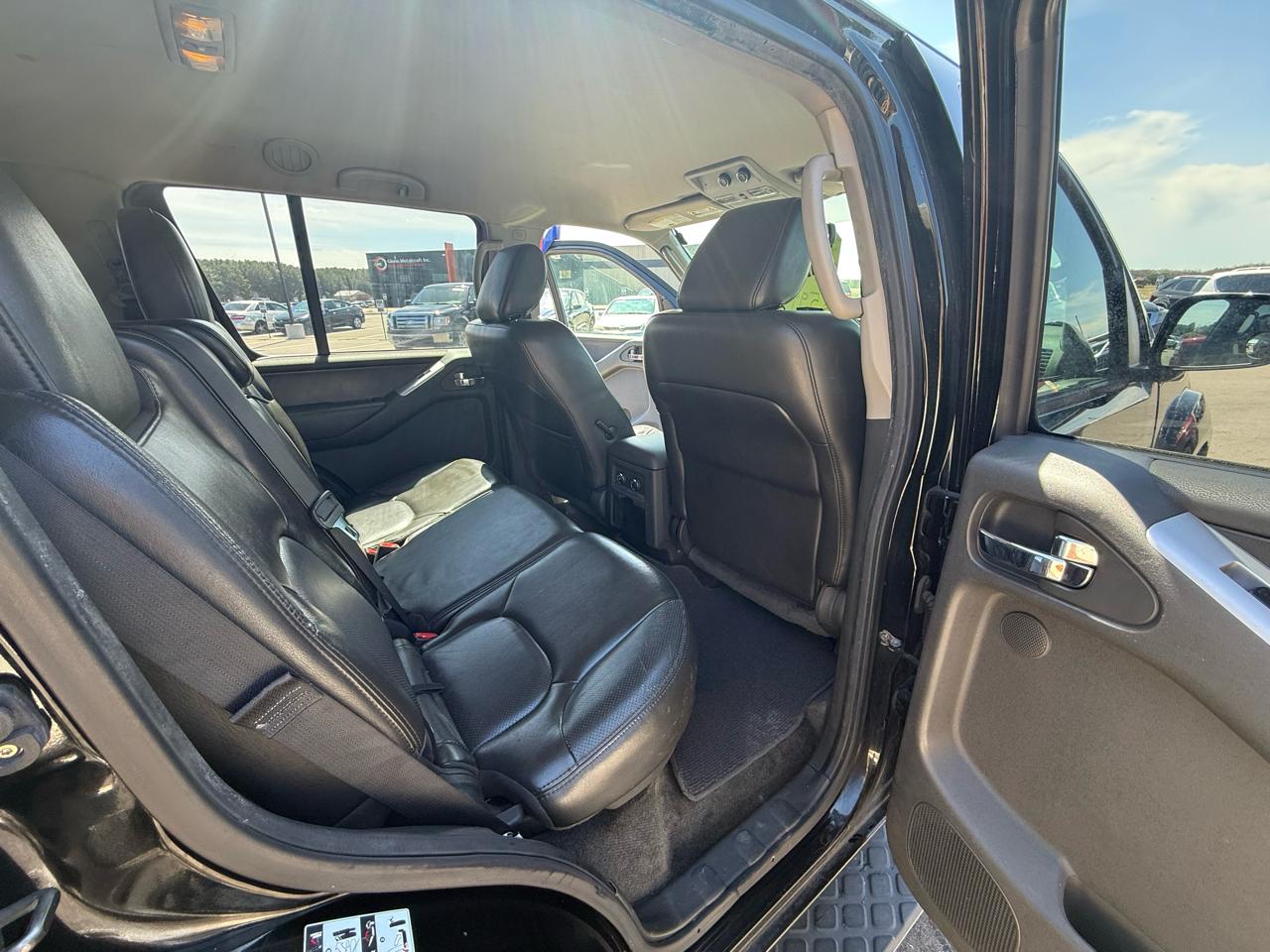 Nissan Pathfinder LE 4WD 2012