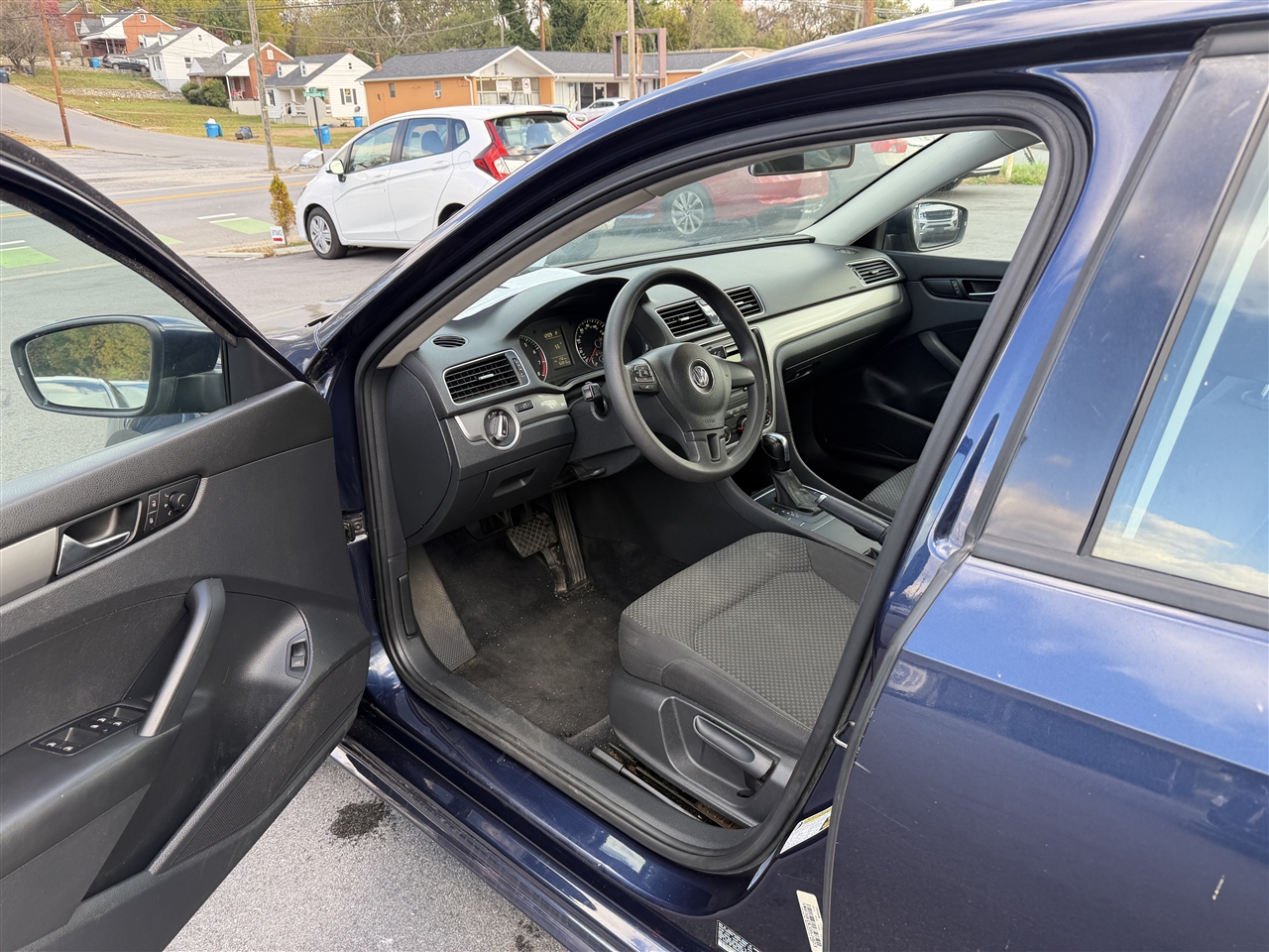 Volkswagen Passat 2.5L S W/Appearance 2013