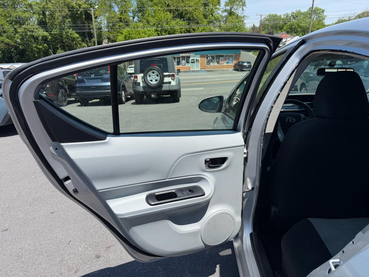 Toyota Prius c Two 2014