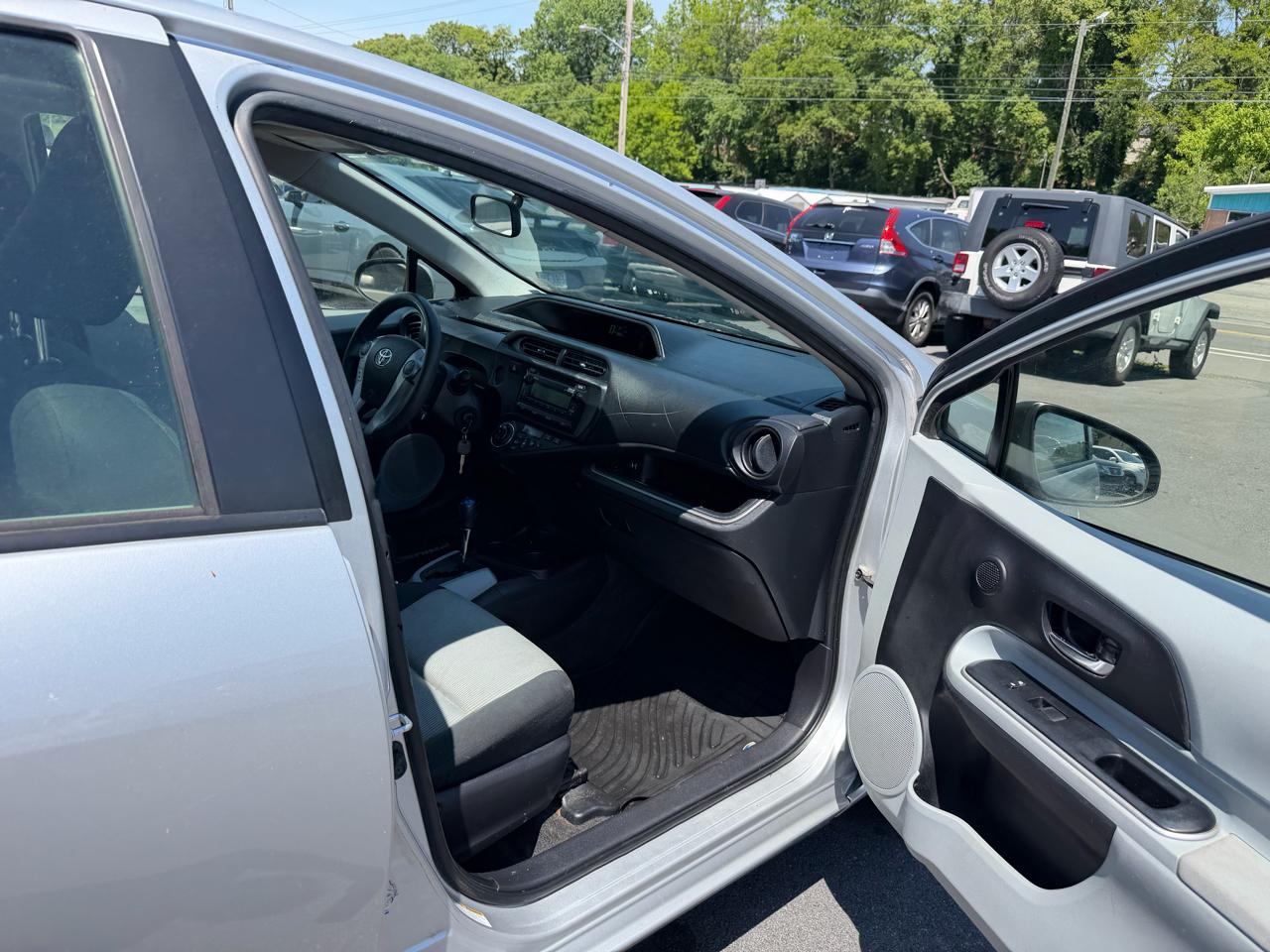 Toyota Prius c Two 2014