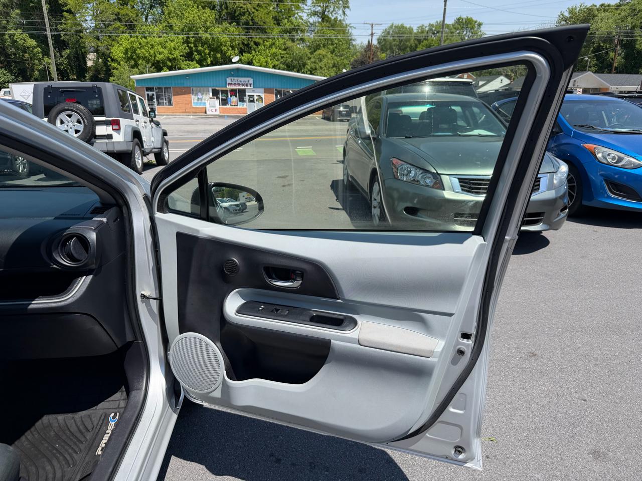 Toyota Prius c Two 2014