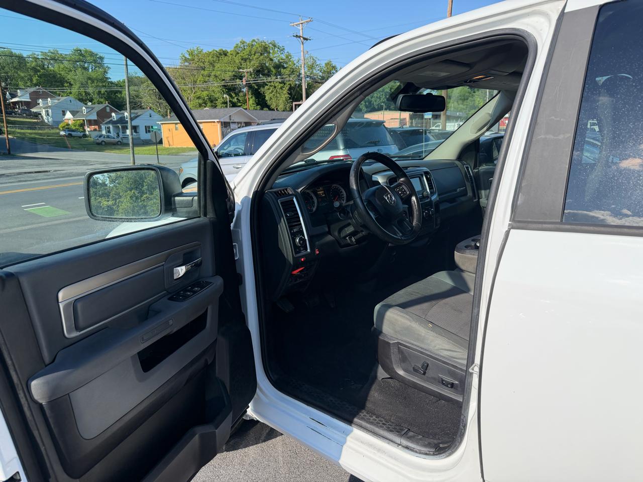 RAM 1500 SLT Quad Cab 4WD 2016