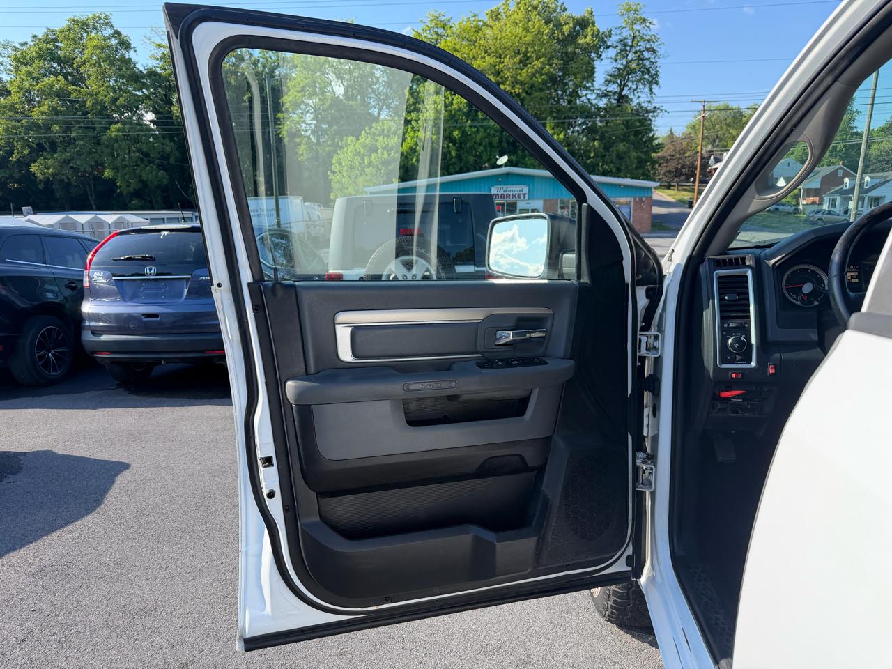 RAM 1500 SLT Quad Cab 4WD 2016