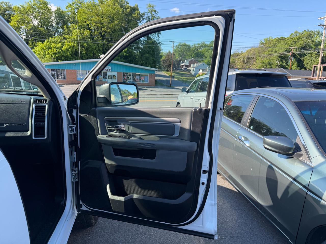 RAM 1500 SLT Quad Cab 4WD 2016