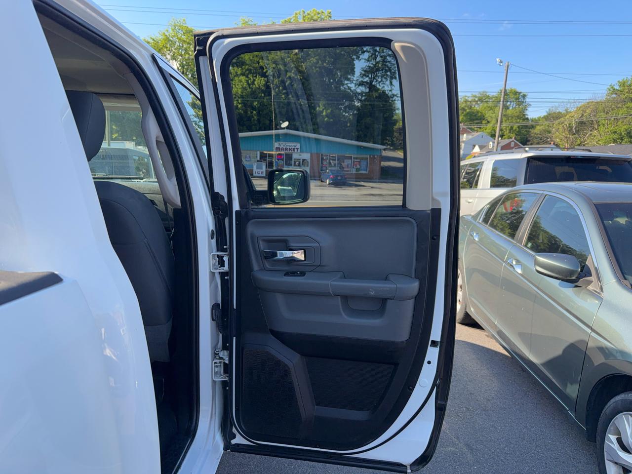 RAM 1500 SLT Quad Cab 4WD 2016