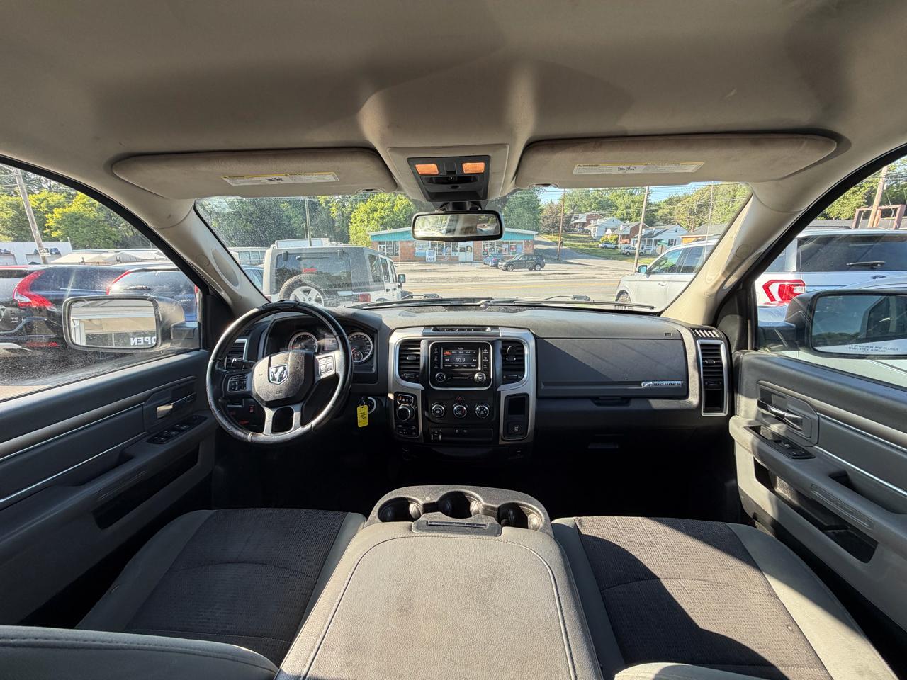 RAM 1500 SLT Quad Cab 4WD 2016