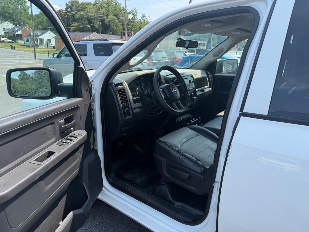 RAM 1500 4WD Quad Cab 140.5" ST 2012