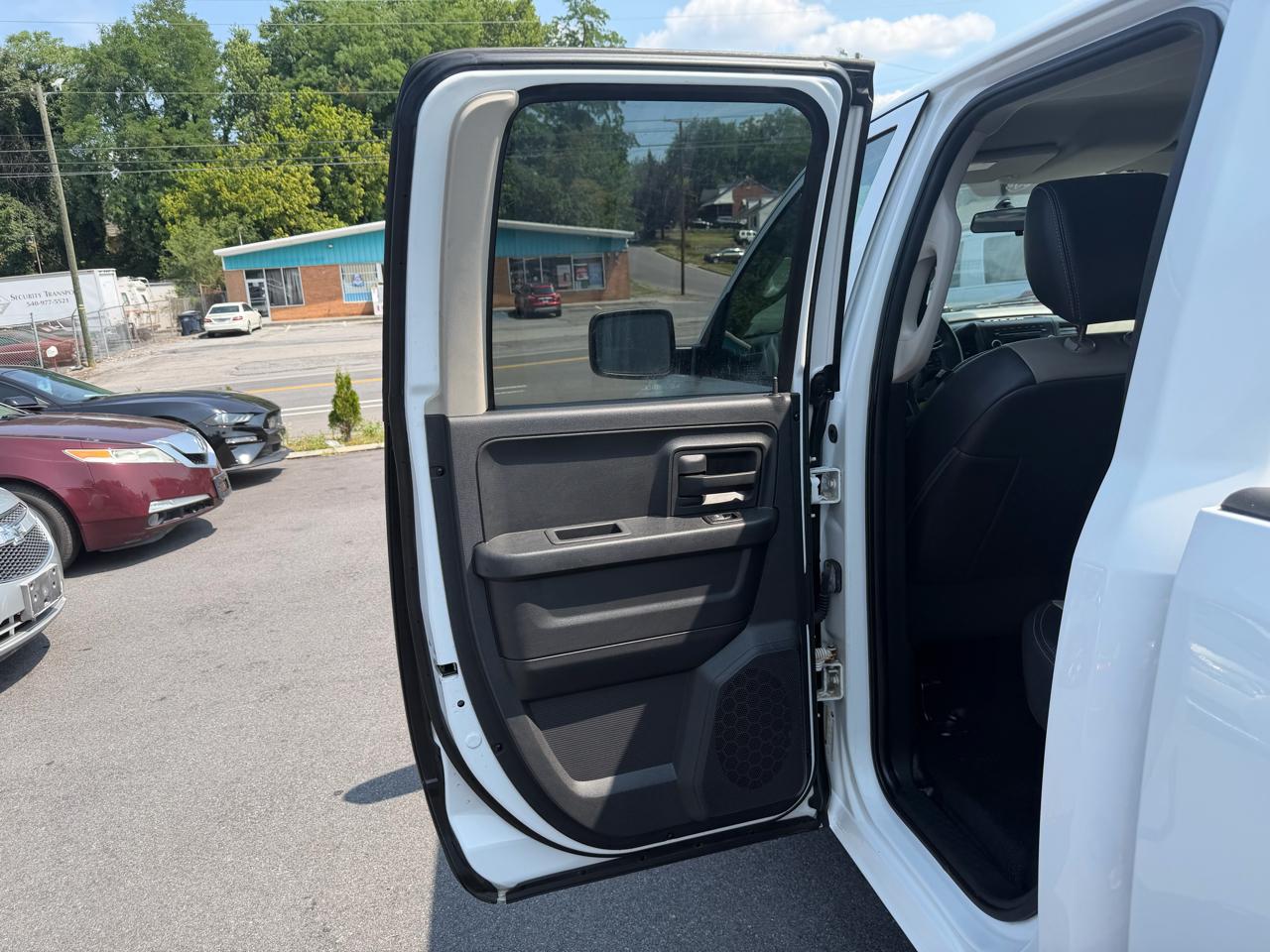 RAM 1500 4WD Quad Cab 140.5" ST 2012