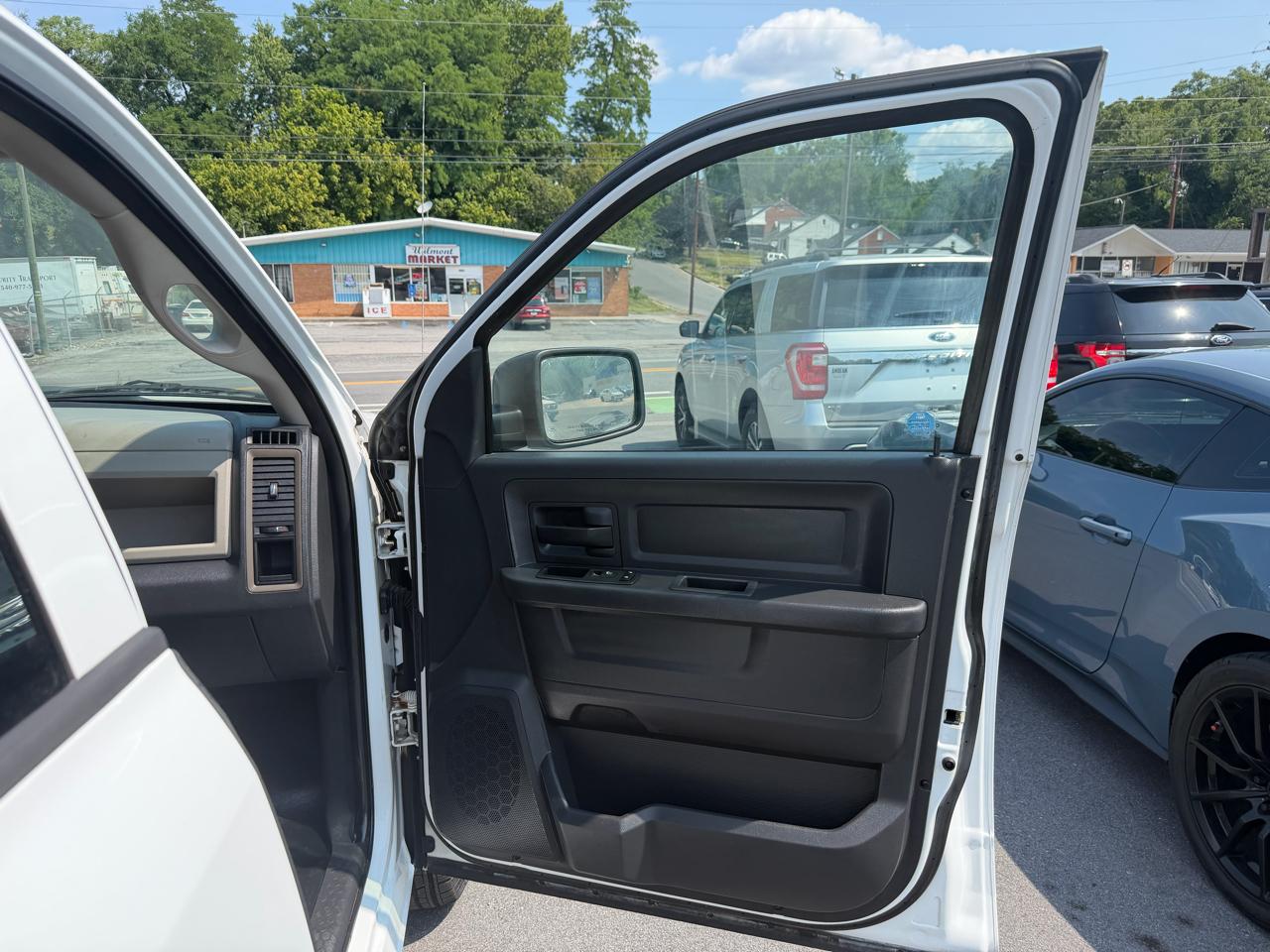 RAM 1500 4WD Quad Cab 140.5" ST 2012