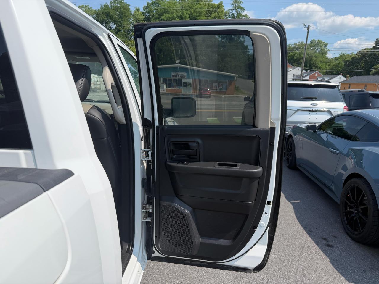RAM 1500 4WD Quad Cab 140.5" ST 2012