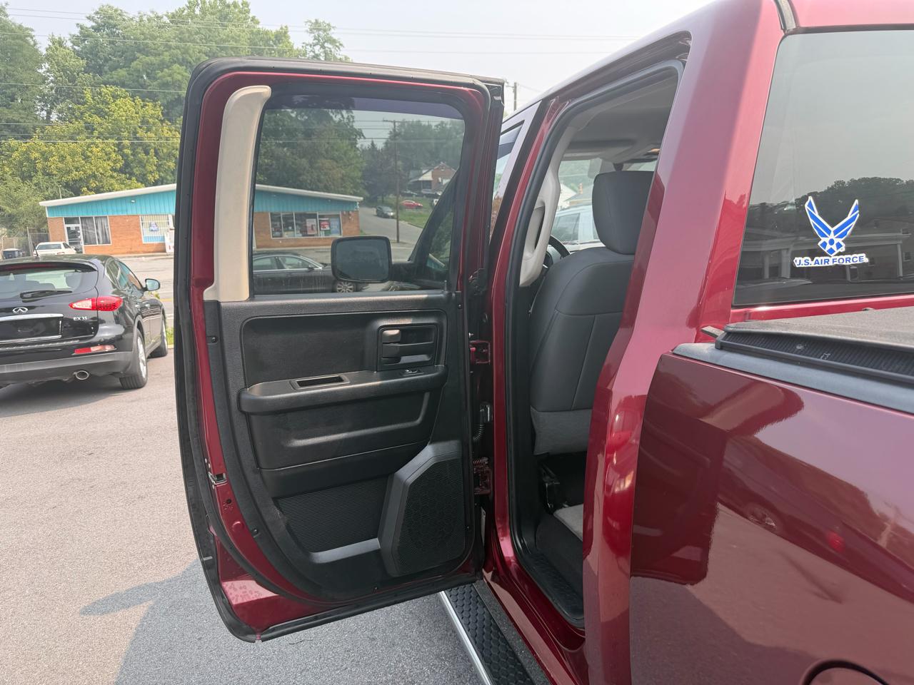 RAM 1500 Tradesman 4x4 Quad Cab 6'4" Box 2018