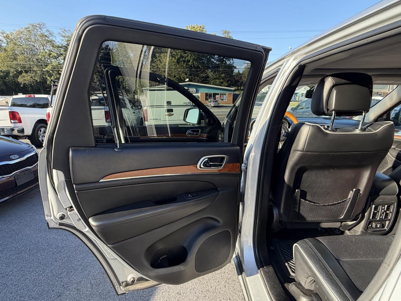 Jeep Grand Cherokee 4dr Overland 4WD 2012