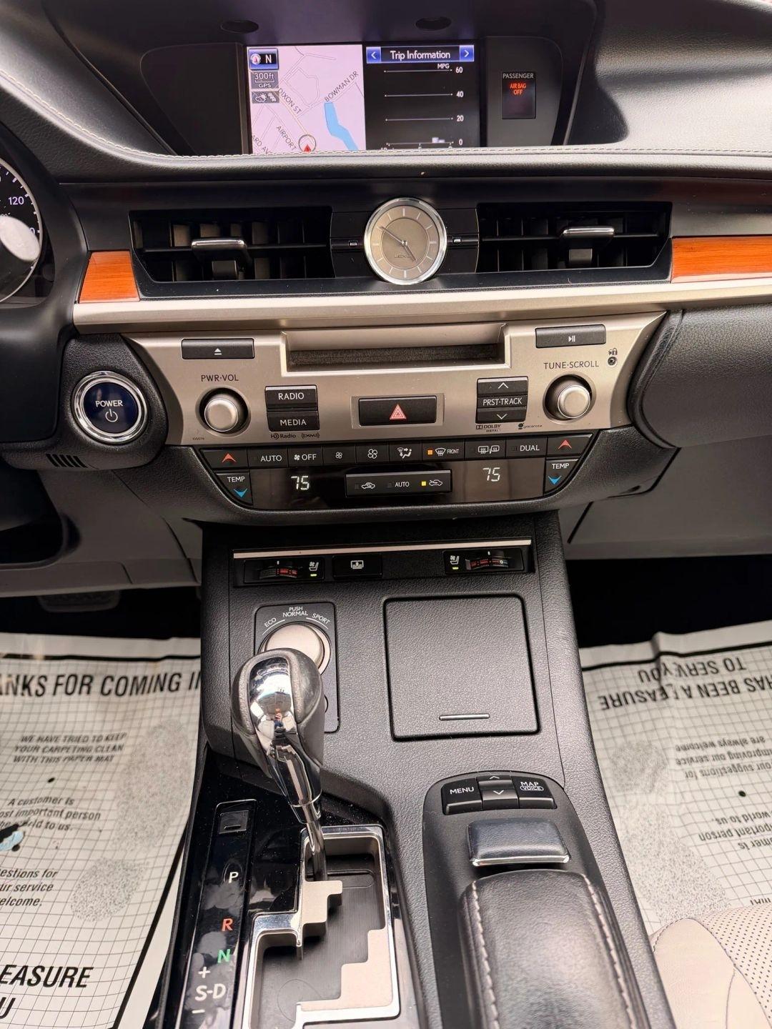 Lexus ES ES 300h Ultra Luxury FWD 2013