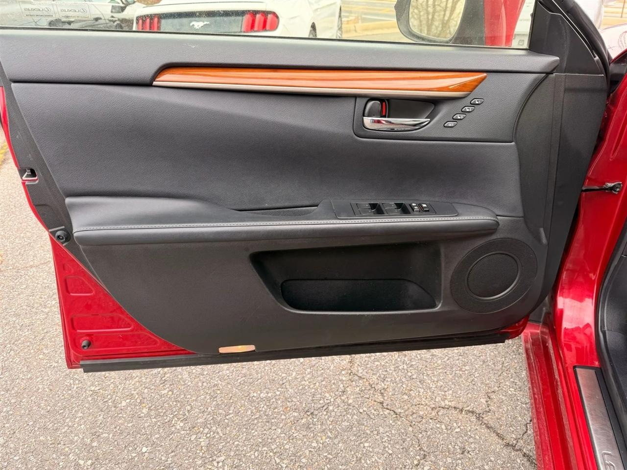 Lexus ES ES 300h Ultra Luxury FWD 2013