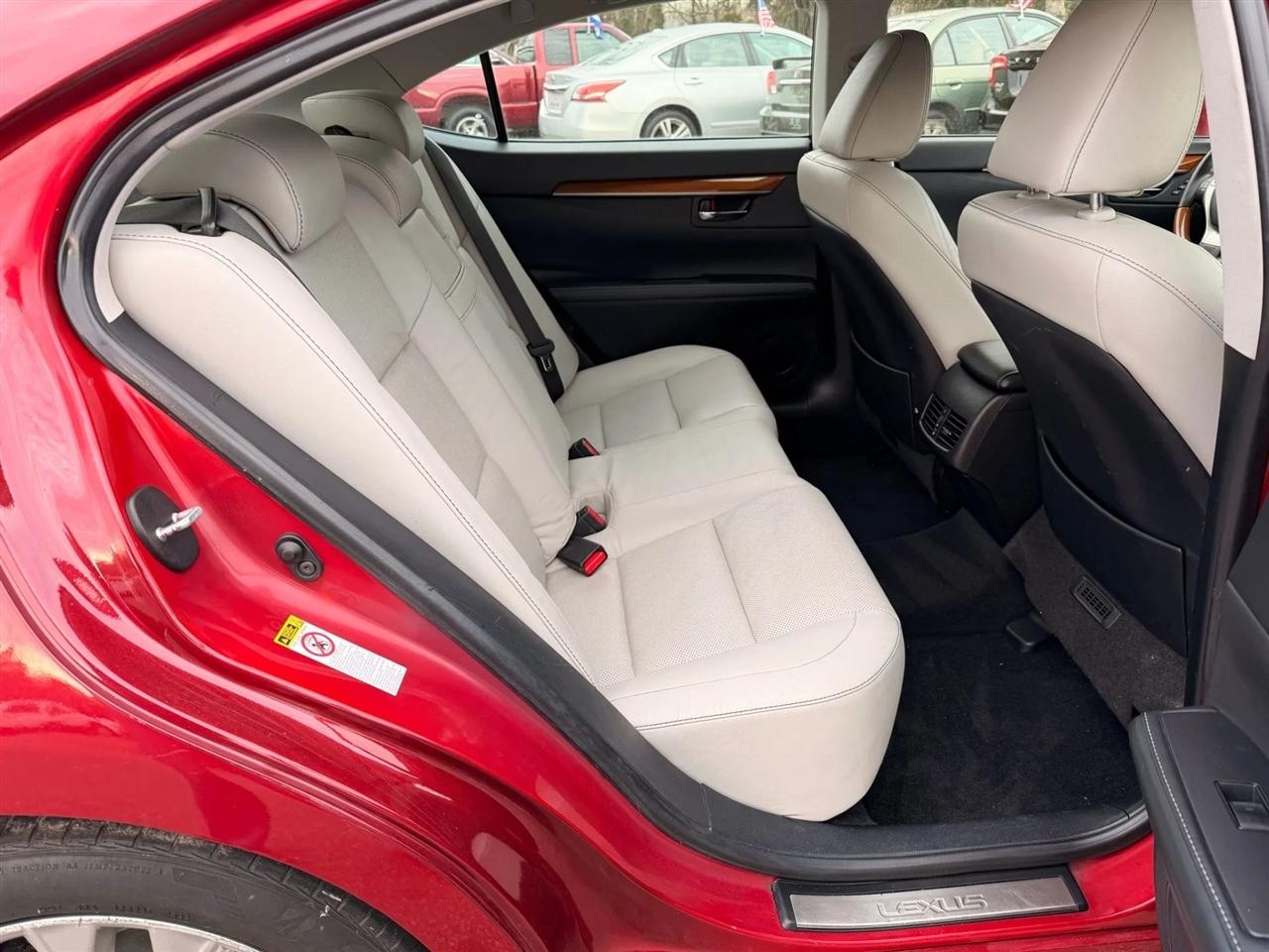 Lexus ES ES 300h Ultra Luxury FWD 2013