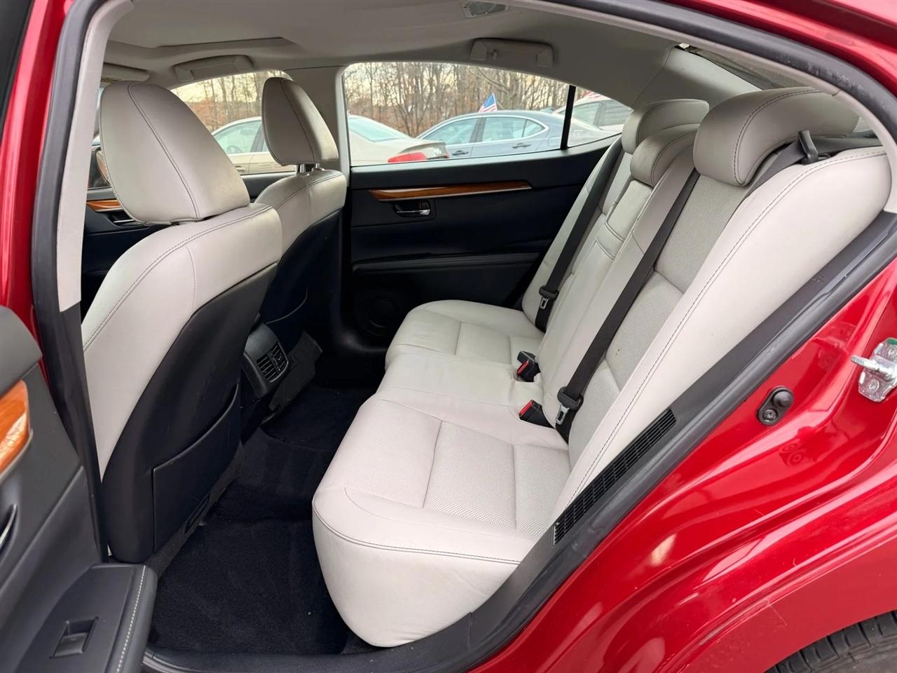 Lexus ES ES 300h Ultra Luxury FWD 2013