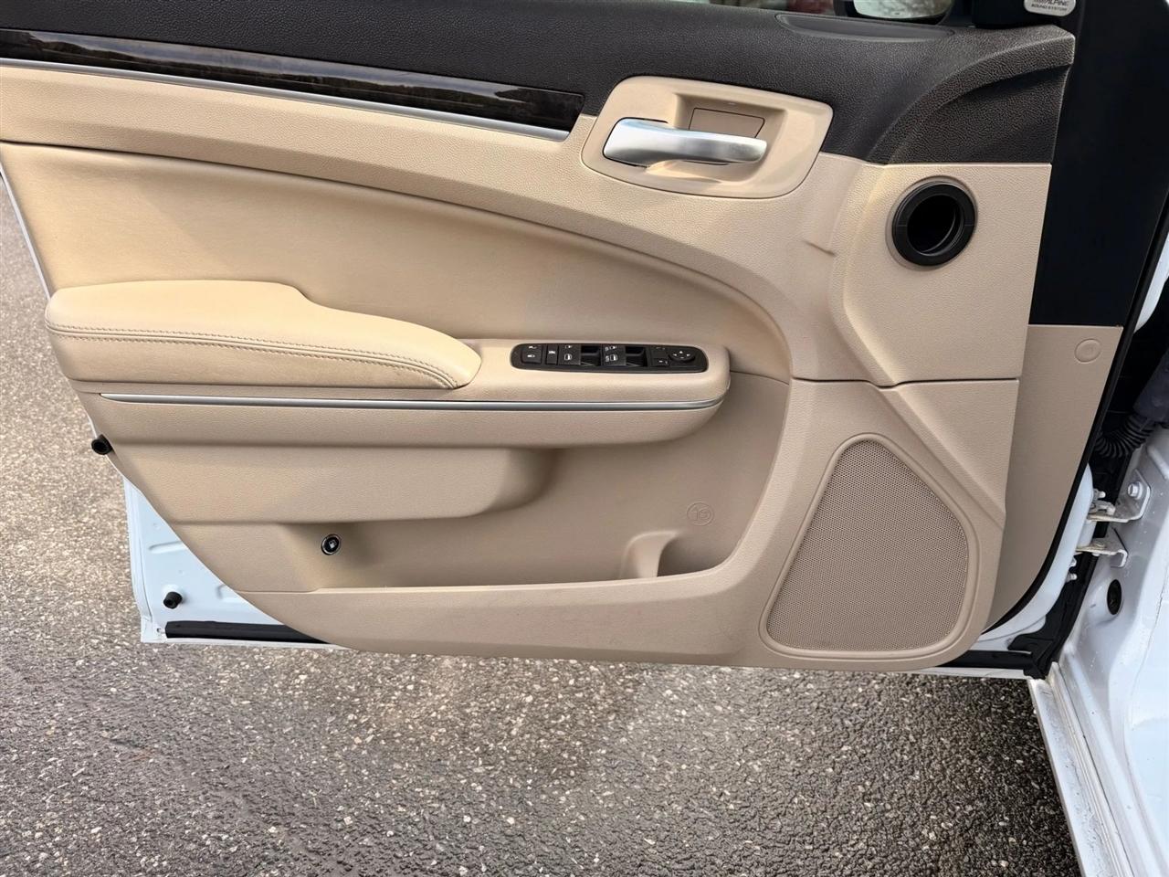 Chrysler 300 Limited RWD 2012