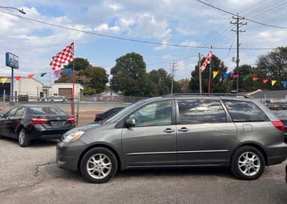 Toyota Sienna photo 2
