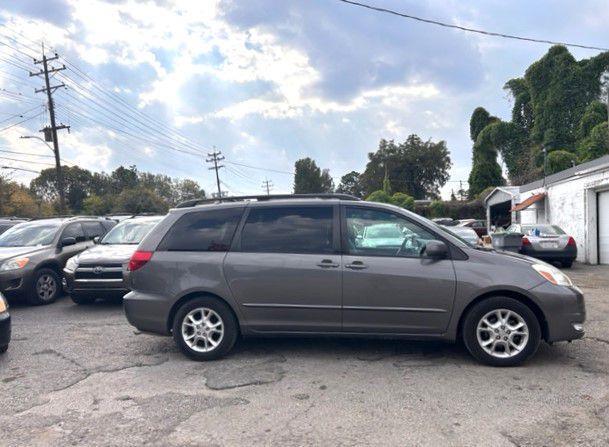 Toyota Sienna photo 3