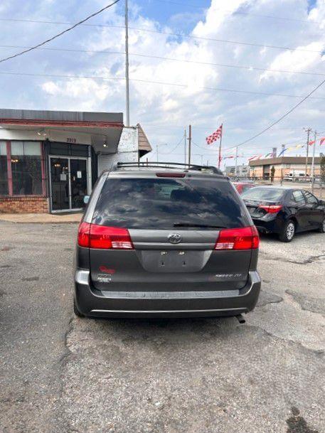 Toyota Sienna photo 4