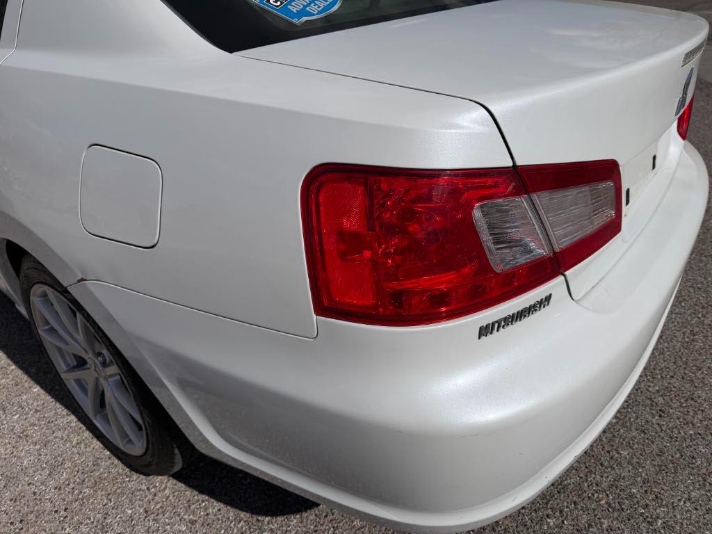 Mitsubishi Galant ES 2011