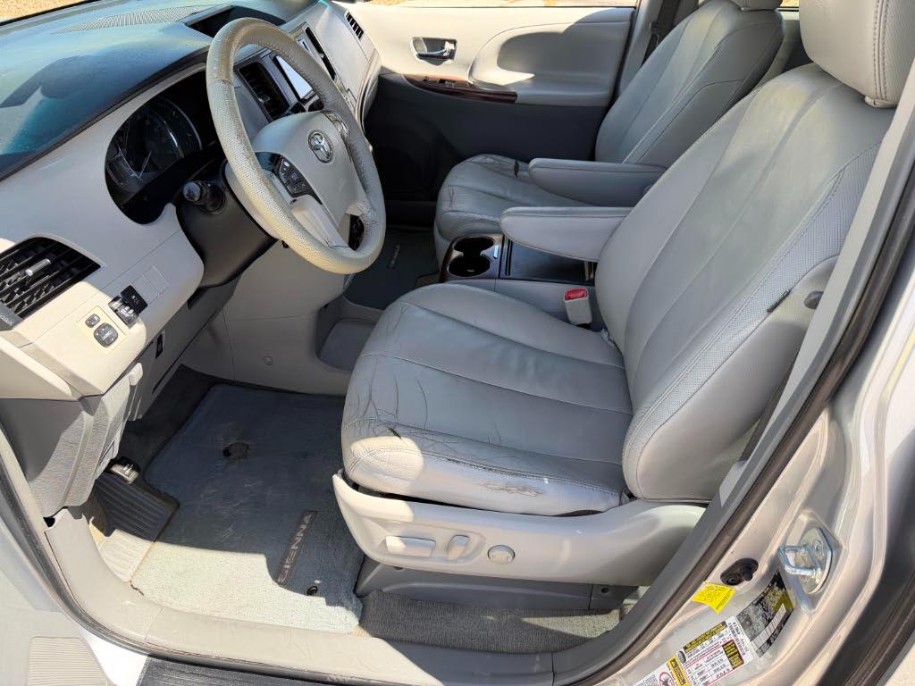 Toyota Sienna XLE FWD 8-Passenger V6 2012